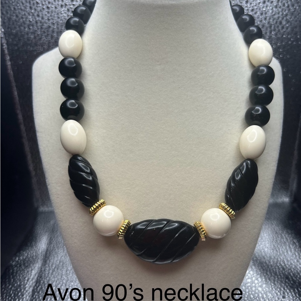 Avon stylish 90’s Necklace with black & cream colored beads